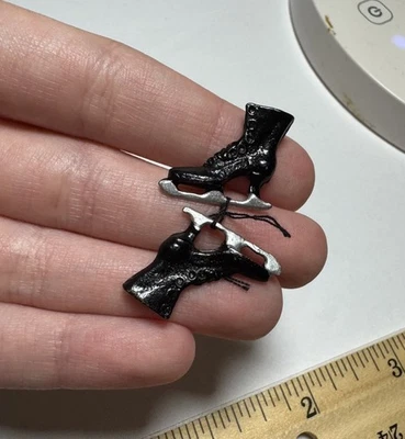 Pair Of Black Ice Skates Tumdee 1:12 Scale Dolls House Miniature Boots Metal  - Image 1 of 4