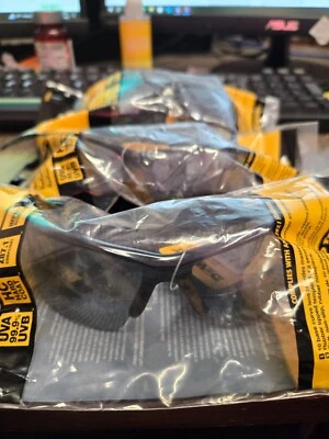 Защитные очки с серебряными линзами DEWALT Radius DPG51-6D 3 шт. - Изображение 1 из 3