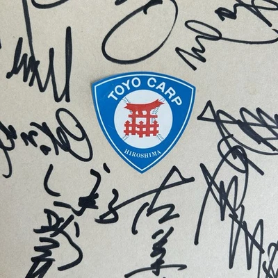 "Tablero de exhibición firmado del equipo de béisbol Toyo Carp Hiroshima 9,5 x 10,5""" Foto 1 de 3