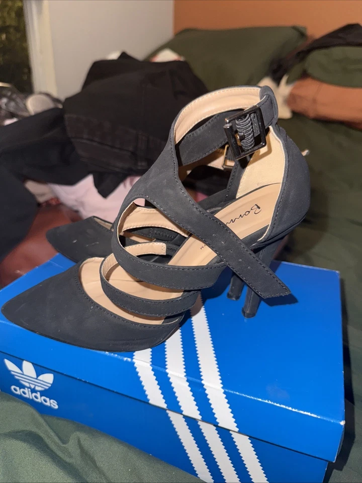 Tacones de gamuza negros con correa al tobillo. talla 7 Foto 1 de 4