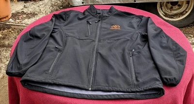 Toyota abundante concesionario hombre camarilla chaqueta grande muy bonita Foto 1 de 4