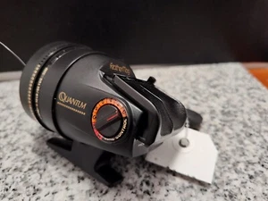 Quantum FMZ - Quantum Feathermag Baitcast Angelrolle. NEU. - Bild 1 von 7