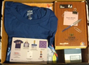 The Office Culturefly Collectors Box Camicia Costume Statuina BobbleHead 3XL e altro - Foto 1 di 3