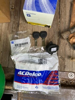 (1) OE GM ACDelco 2003-2008? Pontiac Cylinder Ignition Lock Kit w/ key blanks - Image 1 of 4