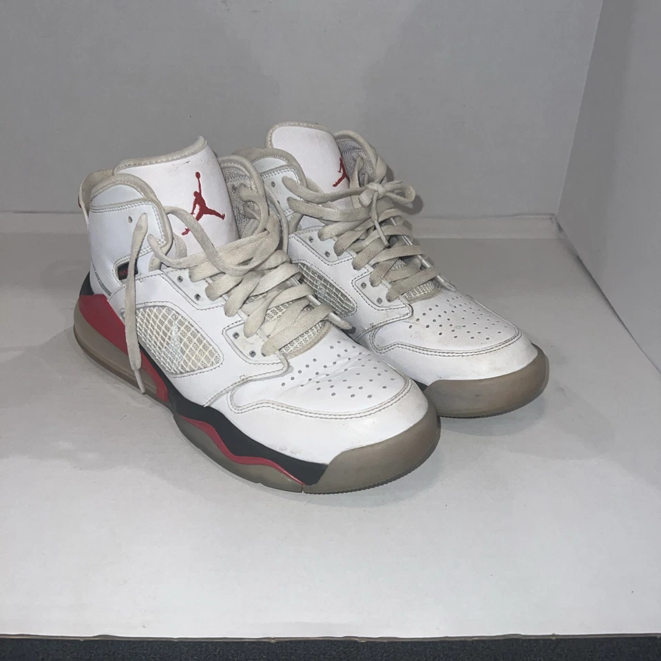 Nike Air Jordan Mars 270 en blanco, rojo, negro y plata reflectante, 7.5 Foto 1 de 4