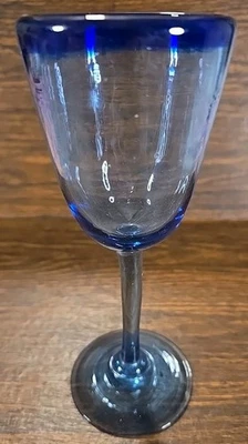 墨西哥手工吹制葡萄酒杯蓝色边缘和底座小号高脚杯风格 8 英寸替换件  — 第 1/4 张图片