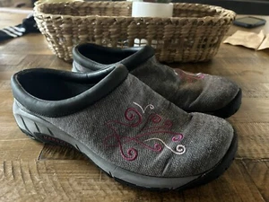 Merrell Women’s Size 7.5 Gray And Black Mules With Pink Embroidery - Picture 1 of 12