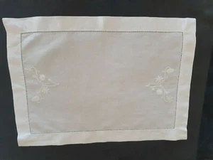 Vintage white linen tray cloth with lovely hand embroidered flowers. - Imagen 1 de 5