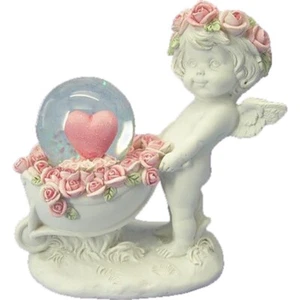 Kleines Engelchen schiebt Schubkarre mit Herz Schneekugel auf Rosen gebettet - Picture 1 of 1