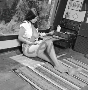 1970s Nude Pinup sitting on floor in front of window 8 x 10 photograph - Picture 1 of 1