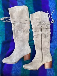 Sole Society Antoinette taupe Wildleder hoher Schaft Stiefel Gr. 7 Farben hellbraun - Bild 1 von 7