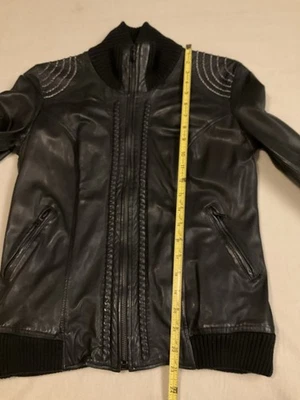 Chaqueta de motociclista Diesel negra de cuero de cordero con cadena y hombros para mujer talla pequeña  Foto 1 de 4