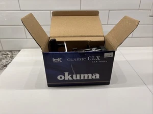 Carrete de arrastre de pesca vintage Okuma Classic Level Wind CLX 200LA nuevo en caja - Imagen 1 de 11