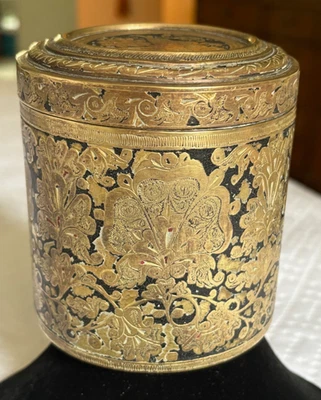 VINTAGE BRASS CHINESE CANISTER  TEA CADDY BEAUTIFULLY ETCHED - Image 1 of 4