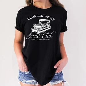 MAGLIETTA REDNECK YACHT SOCIAL CLUB UMORISMO DIVERTENTE NOVITÀ PER ADULTI - Foto 1 di 7