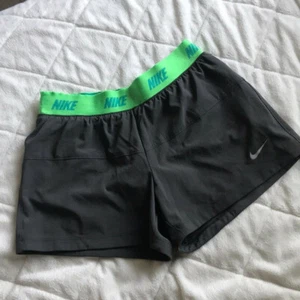 NIKE Dri-Fit Shorts Size S Girls - Picture 1 of 11