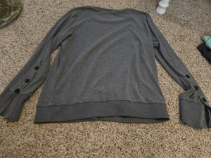 Suéter Gris Clásico Cuello Redondo | Para Mujer Talla M Mangas Acentuadas con Botones - Imagen 1 de 7