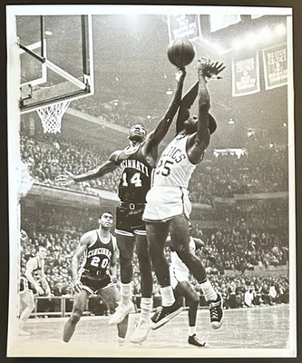 Foto 1964 - Cincinnati Royals Oscar Robertson vs Boston Celtics K.C. Jones Foto 1 de 2