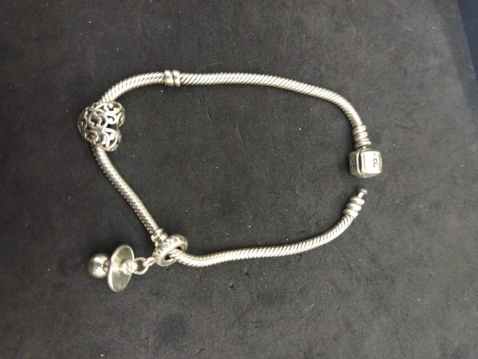 Bracciale Pandora® Con 2 Charms - Immagine 1 di 4