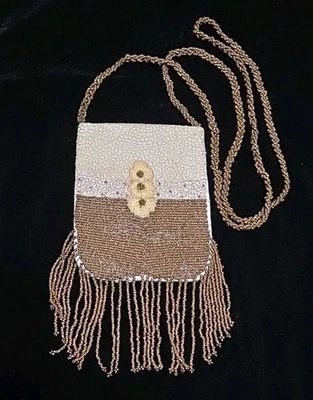 Cartera pequeña de cobre marfil con cuentas y flecos con correa de satén forrada trasera  Foto 1 de 4