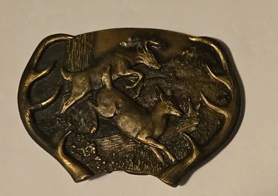 Hebilla de cinturón de bergamota Jumping Deek Buck Doe sobre el tronco tono latón vintage 1977 Foto 1 de 4