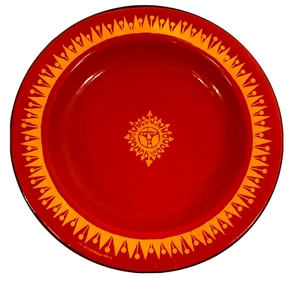 Plato de cena redondo MCM de metal esmaltado de 9,5" rojo con brújula de sol naranja detalle de viento - Imagen 1 de 8