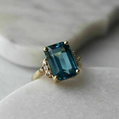 Anillo de compromiso de 3 quilates con topacio azul simulado esmeralda enchapado en oro amarillo de 14 quilates Foto 1 de 2