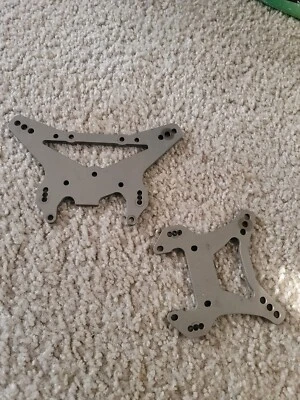 LOSI 5T FIRST GEN FRONT AND REAR SHOCK TOWERS NICE NOT ABUSED OR SCRAPED NO RASH - Image 1 of 4