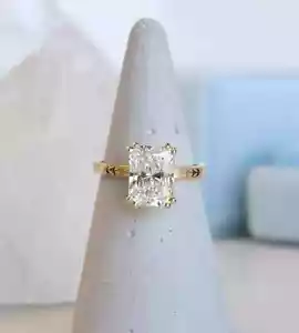 Anillo de compromiso de moissanita de corte radiante de 3,5 quilates enchapado en oro amarillo de 14 quilates - Imagen 1 de 10