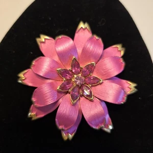 Antike Brosche Hot Pink/Fuchsia Emaille Blume mit Goldakzenten - Bild 1 von 4