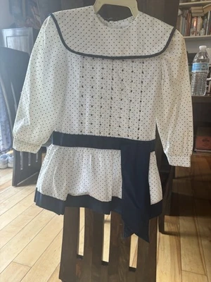 Vestido blanco con lunares azul marino y acento de ribete azul marino, mangas largas para niñas talla 5 Foto 1 de 4