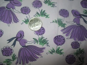 DULCE Tela RAYON VINTAGE FLORES MORADAS DAMAS Sobre LAVANDA AÑOS 60 - Tímida 1 yarda - Imagen 1 de 2