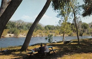 Mesas de picnic Kernville California junto al río - Imagen 1 de 2