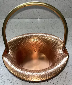 Cesto vintage in rame martellato Coppercraft Guild con manico rotante in ottone - Foto 1 di 7