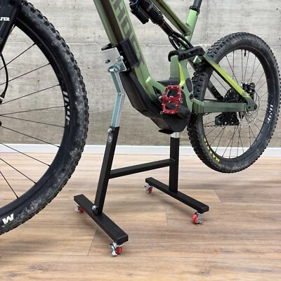 Cavalletto Manutanzione Centrale E-Bike Universale con RUOTE Verniciato NERO - Image 1 of 3