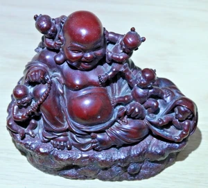 Buddha Vintage geschnitzt rot Harz Handarbeit lachend mit 5 Minis gebraucht - Bild 1 von 12