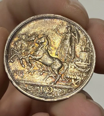 ITÁLIA - Vittorio Emanuele III - Quadriga - Prata 2 liras 1915R - Km 55 - TONER!! - Imagem 1 de 4