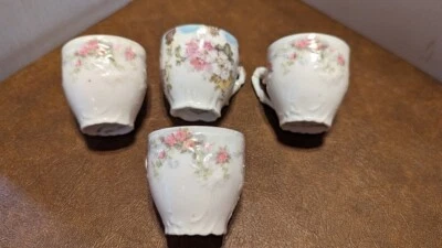 JUEGO DE 4 TAZAS MUÑECA DEMITASSE O BEBÉ 2" ALTO 3 IGUALES 1 ALEMANAS DIFERENTES EN MUY BUEN ESTADO USD Foto 1 de 4