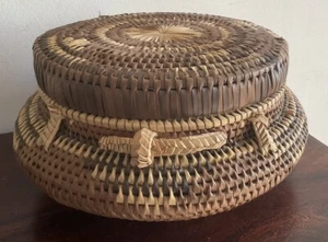 Lovely african hand woven basket with lid - Picture 1 of 11
