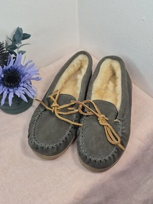 Minnetonka Sheepskin Lined Suede Upper Hardsole Slippers Women's Size 6 - Image 1 of 4