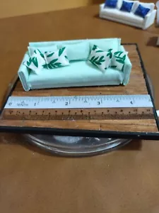 Puppenhaus Miniatur Handarbeit Maßstab 1:24 Couch oder Sofa mit Kissen - Bild 1 von 2