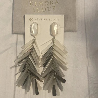 NUEVO CON ETIQUETAS Pendientes Kendra Scott Justyne Mezcla Marfil Gris Negro Plata Acento Foto 1 de 4