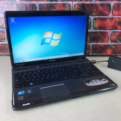 Portátil retro para juegos Toshiba Satellite i3-M370 2,4 GHz 4 GB RAM (Windows 7 Pro) Foto 1 de 4