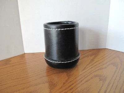 Taza de dados de barra de cuero cosida vintage negra con interior rojo MCM para juegos Foto 1 de 4