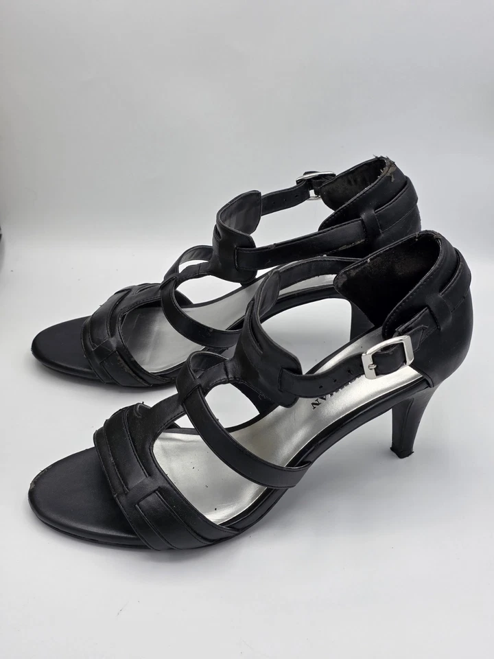 Sandalias de tacón Dana Buchman para mujer Laila talla 9 de tela negra con puntera abierta y tiras Foto 1 de 4