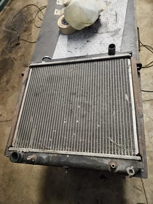 Jeep Cherokee XJ 1984-96 1986-92 Comanche MJ 2,5 L 4 cilindros radiador Foto 1 de 4