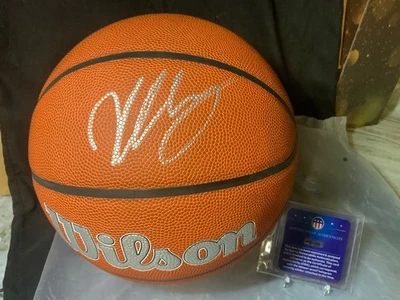 Baloncesto firmado por Victor Wembanyama - Autografiado LOGOTIPO DE LOS WILSON SPURS NBA AUTOMÁTICO + CERTIFICADO DE AUTENTICIDAD Foto 1 de 4
