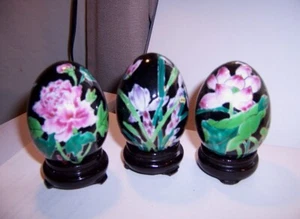Huevos de huevo de porcelana pintados a mano reales japoneses de colección negros con flores 3 piezas - Imagen 1 de 2