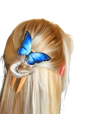 Tenedor de pelo de madera tallada HECHO A MANO con horquillas de mariposa azul Foto 1 de 4