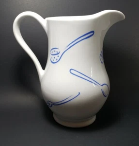 BIA Cordon Bleu bellissima brocca bianca con utensili da cucina blu stampa 8 1/2" alta - Foto 1 di 10